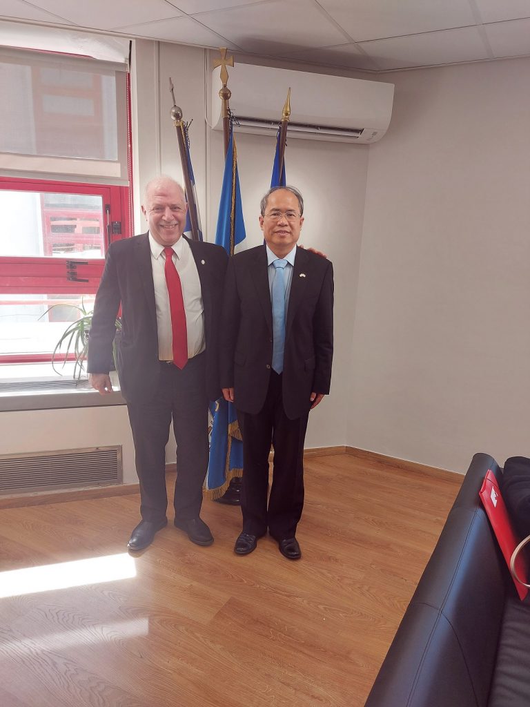 ΕΠΙΣΚΕΨΗ ΤΟΥ ΠΡΕΣΒΗ ΤΗΣ ΛΑΪΚΗΣ ΔΗΜΟΚΡΑΤΙΑΣ ΤΗΣ ΚΙΝΑΣ XIAO JUNZHENG ΣΤΟ ΠΑΝΕΠΙΣΤΗΜΙΟ ΠΕΙΡΑΙΩΣ